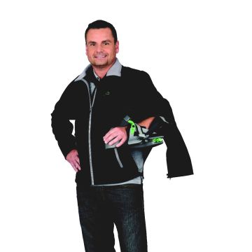 Ein Mann mit angelegter ADVAGOshoulder Orthese und der für die Orthese geöffneten Softshell Jacke
