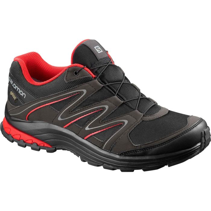 Schwarzer Salomon kiliwa GTX Schuh mit feuerroten Akzenten an der Seite 
